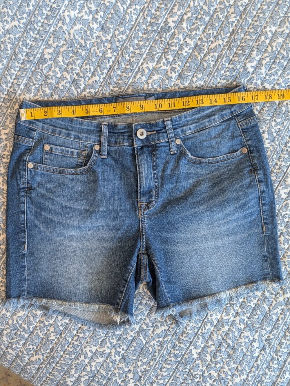 Torrid Women's Medium Wash Frayed Rew Hem Denim Jean Shorts Size 10 - Picture 5 of 8
